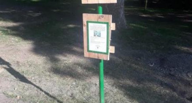 poškozený státní znak a informační tabule.jpg